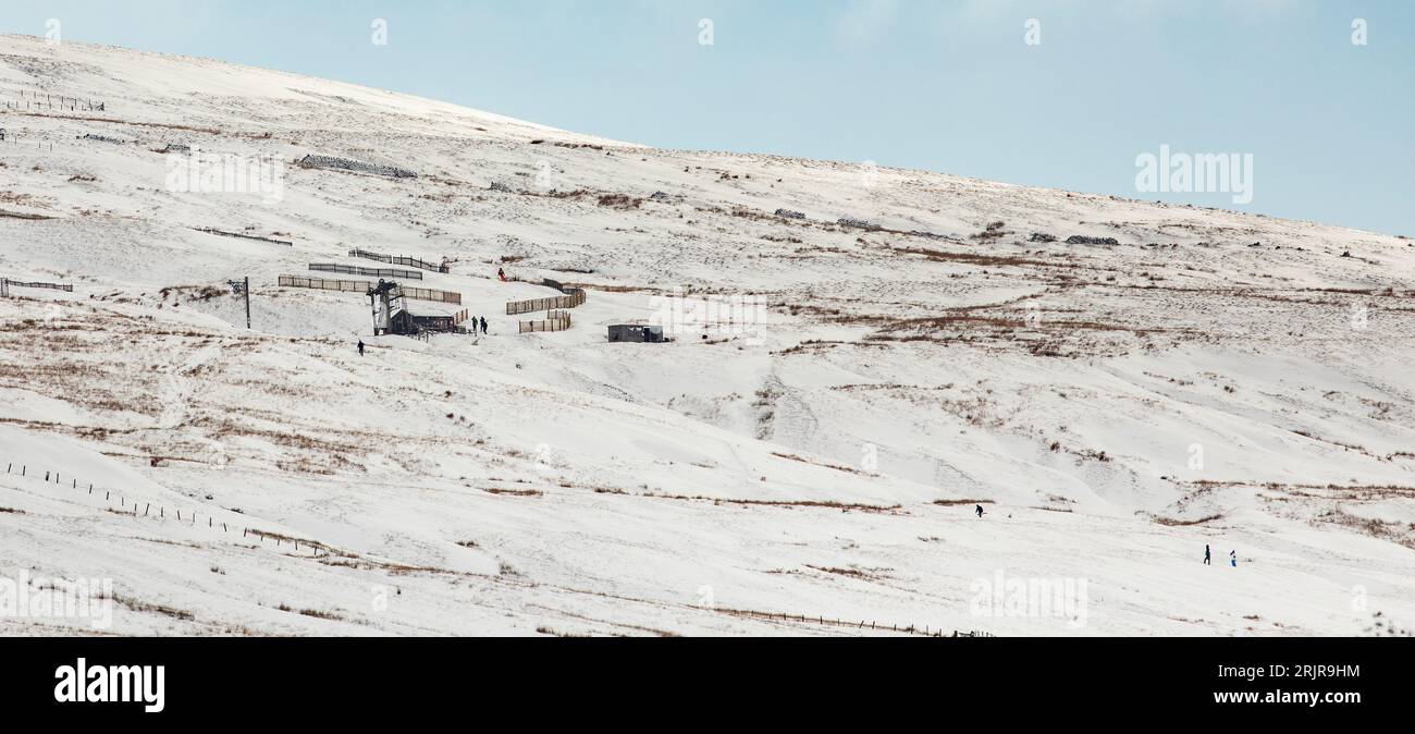 Chi scia durante la stagione invernale vicino a Garrigill, North Pennines, Cumbria, a Yad Moss, nella parte alta della South Tyne Valley, al confine con la contea di Cumbria Durham Foto Stock