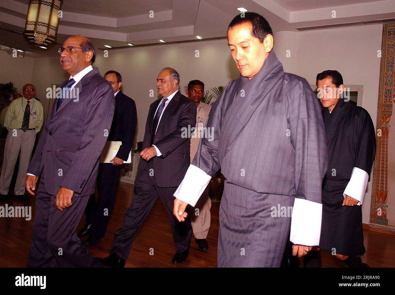 Bildnummer: 51352705 Datum: 26.07.2006 Copyright: imago/Xinhua Außenminister Shyam Saran (vorn li., IND) und König Jigme Singye Wangchuck (von re., BHU) in Neu Delhi anlässlich dessen Besuches in Indien PUBLICATIONxNOTxINxCHN; 2006, Neu Delhi, Adel, Adel, adeliger, adelige, adelig, adliger, adlige, adlig, Politiker, Politik; , quer, Kbdig, Gruppenbild, Internationale Politik, Politik, Indien, Randbild, gente/Personen Foto Stock