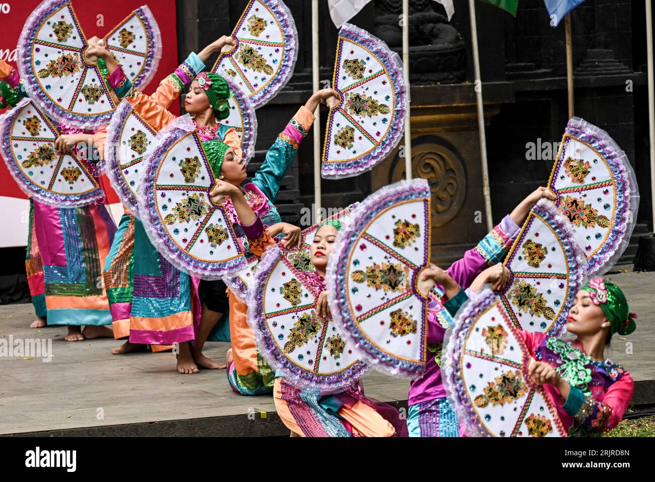 Tangerang meridionale, Indonesia. 23 agosto 2023. I ballerini filippini si esibiscono nella danza tradizionale durante il South Tangerang International Music and Dance Folklore Festival al RBN Puspo Budoyo a South Tangerang, provincia di Banten, Indonesia, il 23 agosto 2023. Credito: Agung Kuncahya B./Xinhua/Alamy Live News Foto Stock