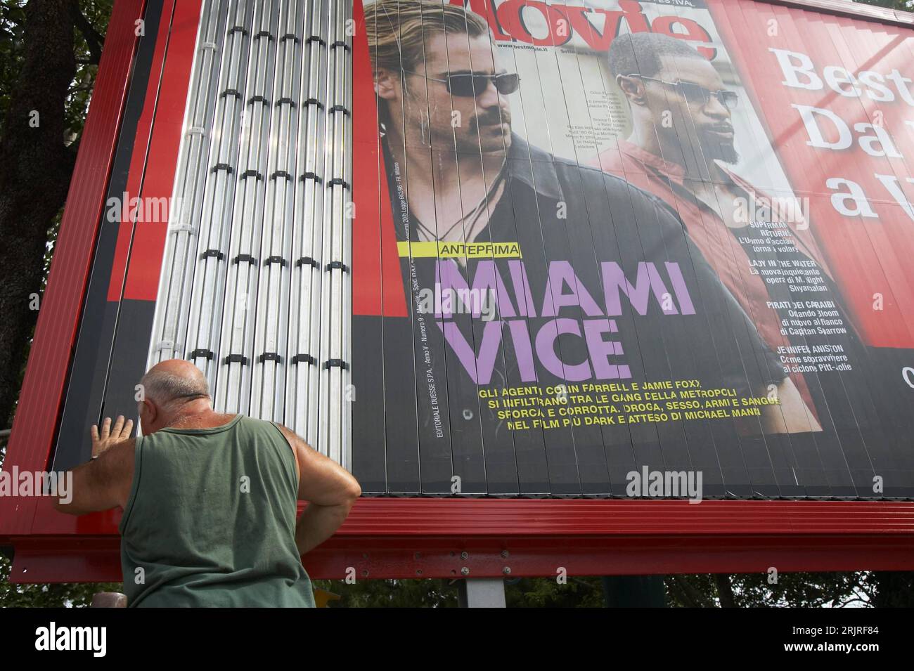 Bildnummer: 51405428 Datum: 29.08.2006 Copyright: imago/Xinhua Arbeiter hängt ein Werbeplakat der Zeitschrift Movie mit aktueller Titelseite mit dem Film Miami Vice auf in Venedig - PUBLICATIONxNOTxINxCHN, Objekte , Personen; 2006, Venedig, Mann, Männer, Werbung, Reklame, Werbeplakate, Plakat,; , quer, Kbdig, Einzelbild, Dienstleistungsgewerbe, Wirtschaft, Italien, Arbeitswelten, Gesellschaft, , Foto Stock
