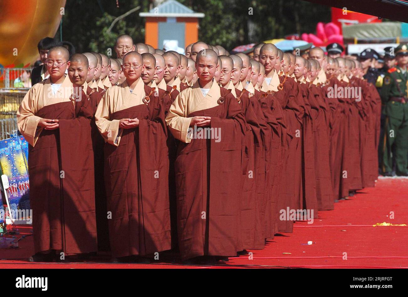 Bildnummer: 51411133 Datum: 27.08.2006 Copyright: imago/Xinhua Buddhistische Nonnen beten während der Eröffnungszeremonie des 3. Buddhistischen Festivals am Heiligen Berg Wutai - PUBLICATIONxNOTxINxCHN, Personen; 2006, Berg Wutai, Shanxi, Festival, Eröffnung, Eröffnungszeremonien, buddhistisch, buddhistischer, Nonne, Kutte, Kutten, Festival, drittes, Heiliger, Heiliges, Gebirge, Wutai Shan, Gebet, betend, betet; , quer, Kbdig, totale, Cina, Buddhismo, religione, Foto Stock