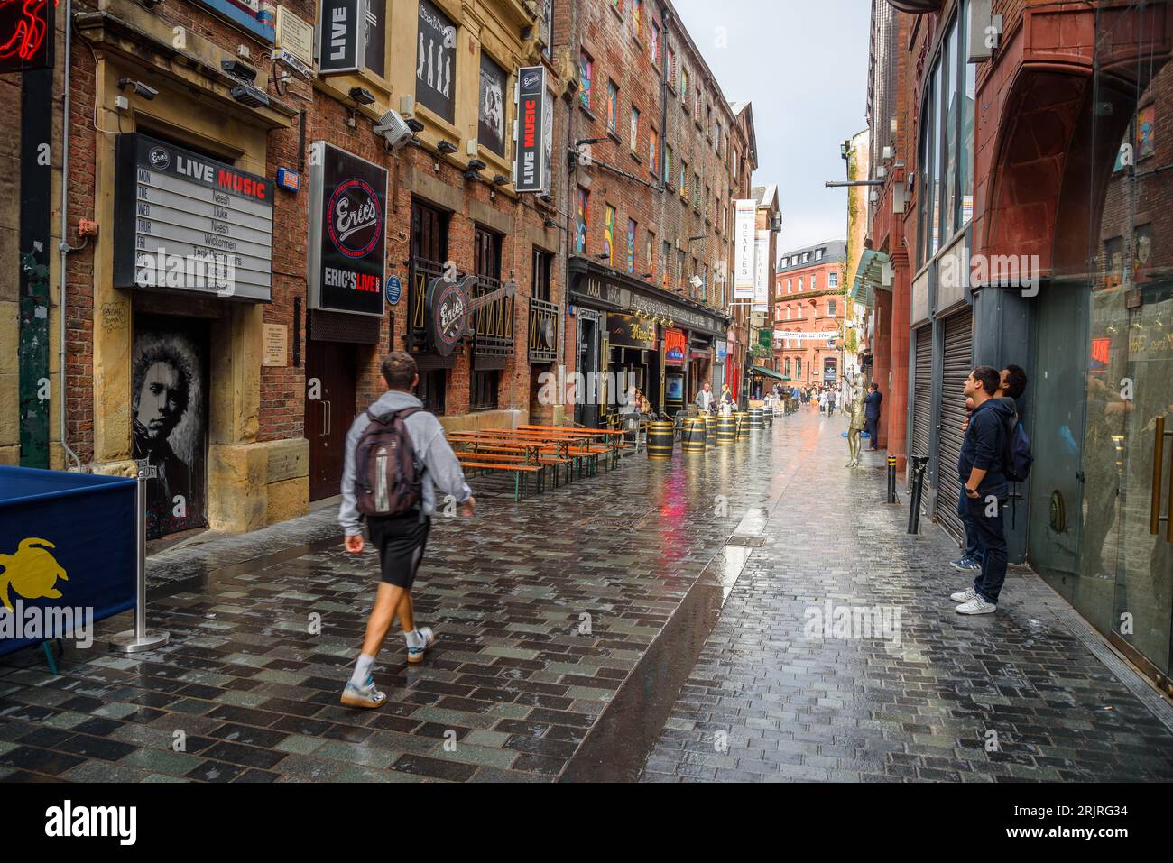 Liverpool, Regno Unito - 11 luglio 2023: Persone che camminano lungo Mathew Street, dove si trova il nuovo Cavern club, dopo un temporale estivo. Foto Stock