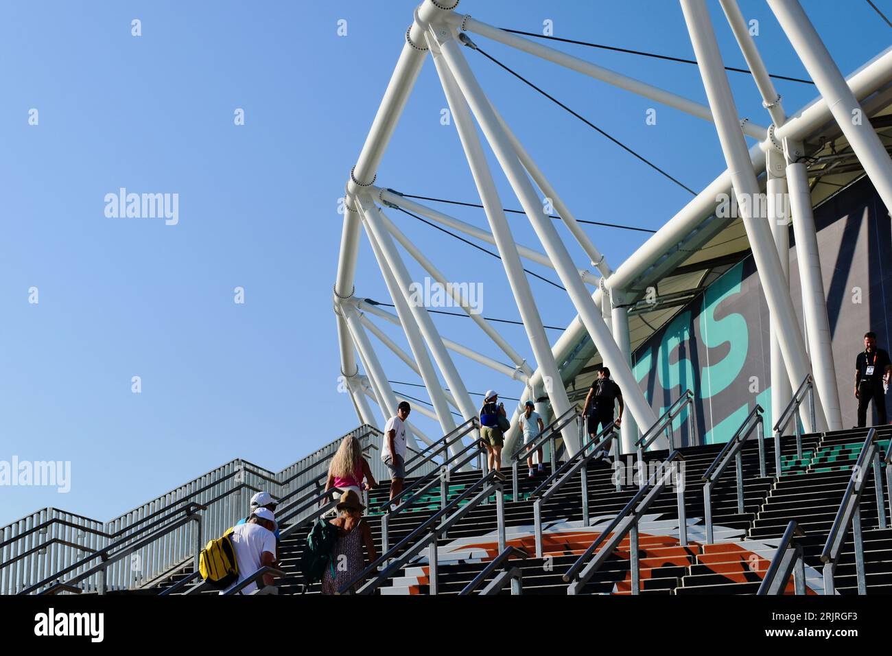 I visitatori si trovano sulla scala d'ingresso del nuovo stadio di atletica e Arena di Budapest. 2023 World Athletics Championship. pista moderna e arena da campo Foto Stock