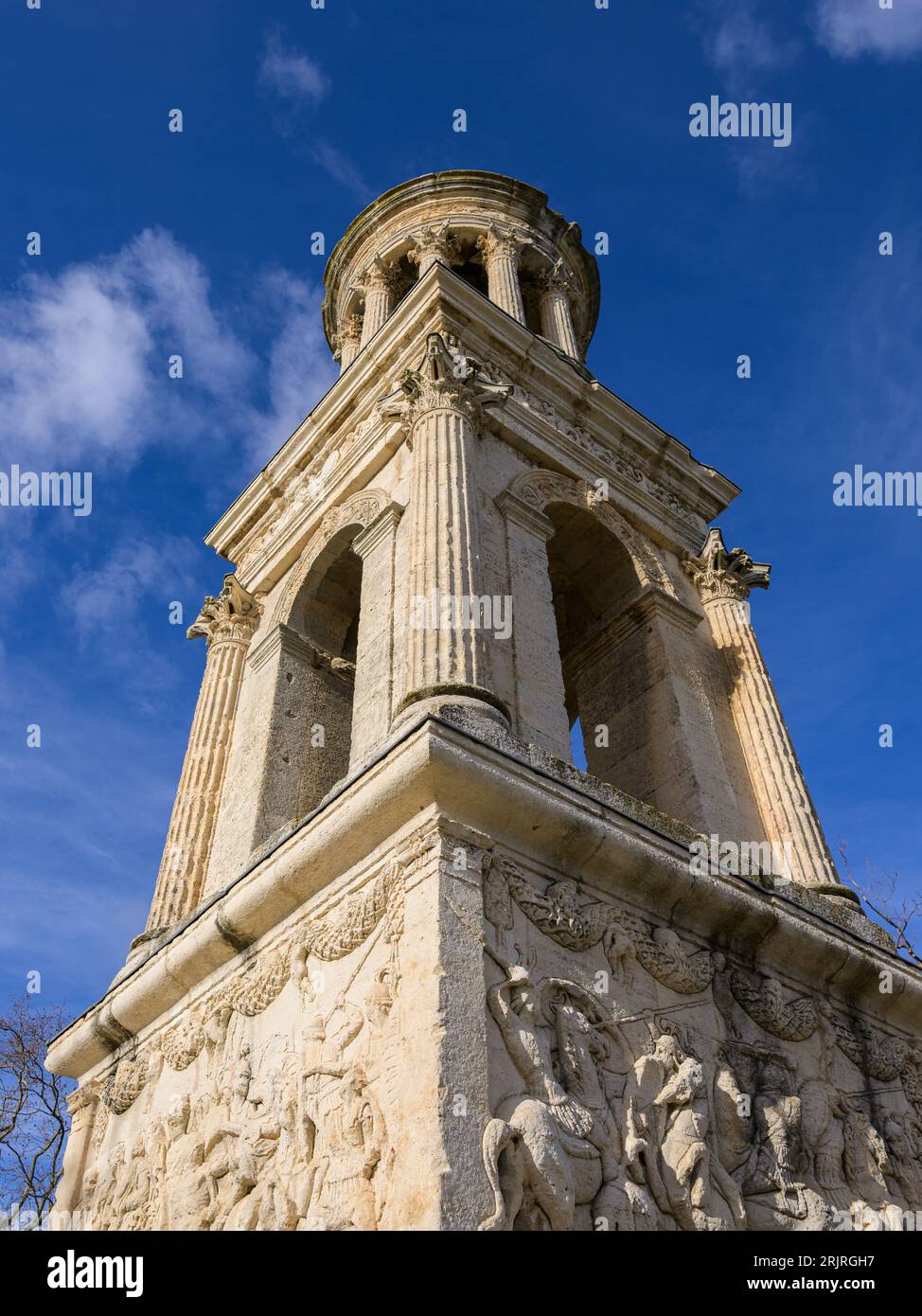 Il Mausoleo di Jules fu eretto tra il 30 e il 20 a.C. dai Giulio (una delle principali famiglie romane), giorno di sole in primavera Foto Stock