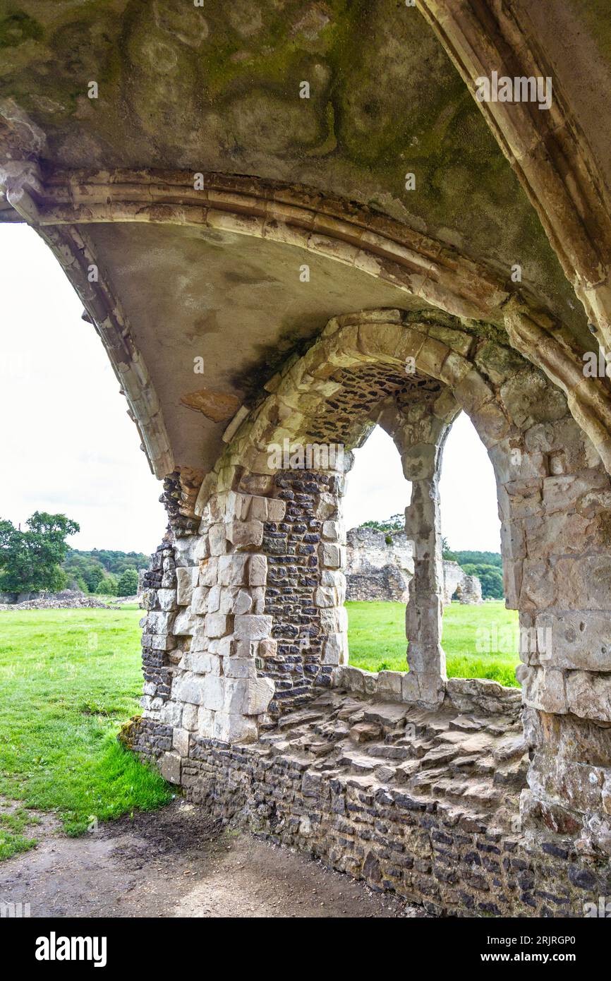 Rovine dell'abbazia di Waverley, un'abbazia cistercense medievale del XII secolo vicino a Farnham, Surrey, Inghilterra Foto Stock