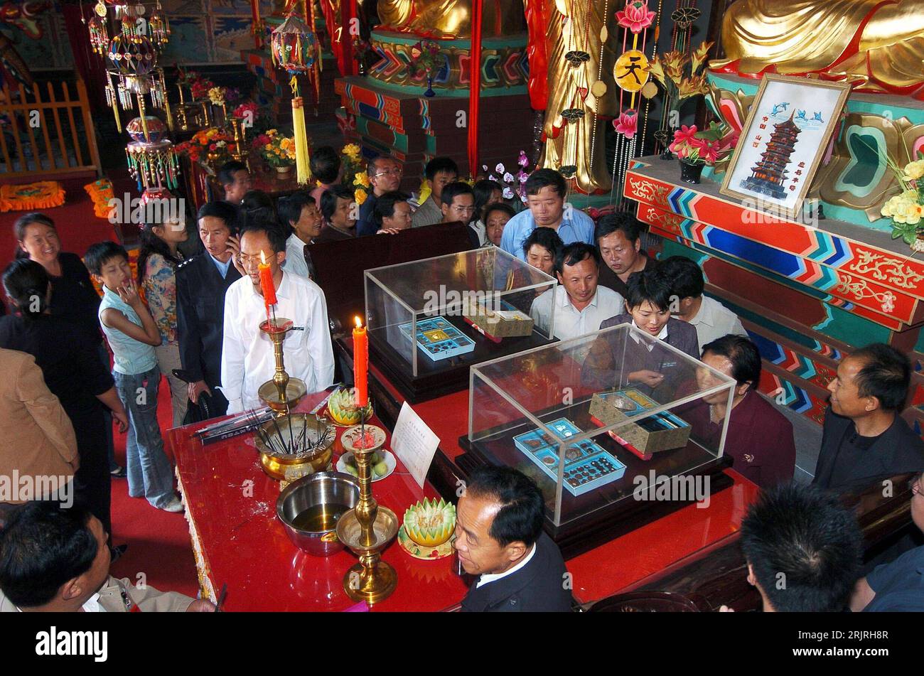 Bildnummer: 51425045 Datum: 05.09.2006 Copyright: imago/Xinhua Touristen besuchen eine Ausstellung historischer Relikte in der Sakyamuni Pagode in Yingxian anlässlich des 950. Jahrestages der Pagode - PUBLICATIONxNOTxINxCHN, Gebäude, innen, Innenansicht , Personen; 2006, Yingxian, Ausstellung, Ausstellungen, Exponat, Exponate, Ausstellungsstück, Ausstellungsstücke, Chinese, Chinesen, Einheimischer, Einheimische, Besucher, Ausstellungsbesucher, Jubiläum, Jubiläen, Jahrestag, Sehenswürdigkeit; , quer, Kbdig, totale, Cina, Foto Stock
