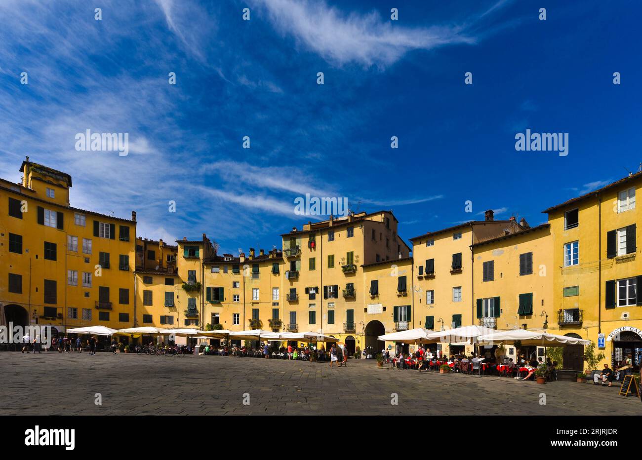 L'anello di edifici intorno alla piazza, segue la forma ellittica del precedente secondo secolo anfiteatro romano di Lucca. Foto Stock