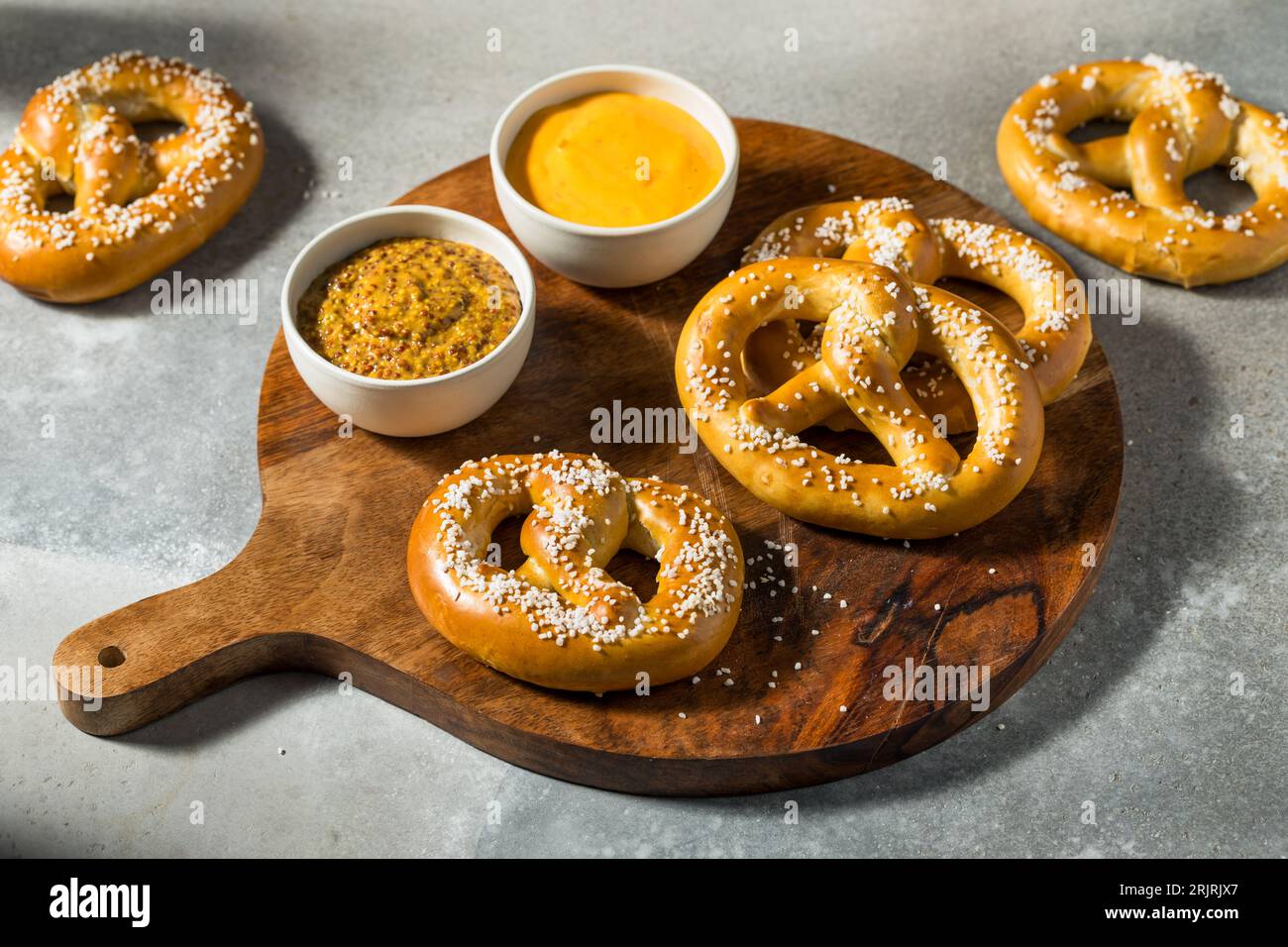 Pretzels bavaresi morbidi e caldi con sale Foto Stock