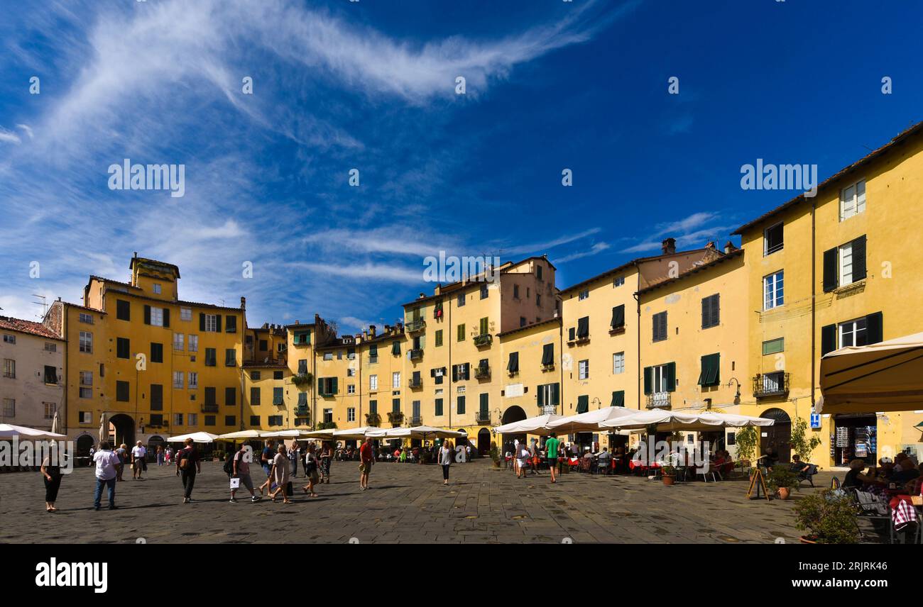 L'anello di edifici intorno alla piazza, segue la forma ellittica del precedente secondo secolo anfiteatro romano di Lucca. Foto Stock
