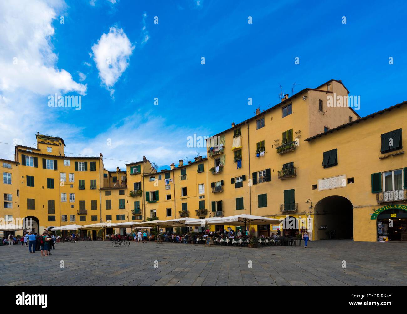 L'anello di edifici intorno alla piazza, segue la forma ellittica del precedente secondo secolo anfiteatro romano di Lucca. Foto Stock