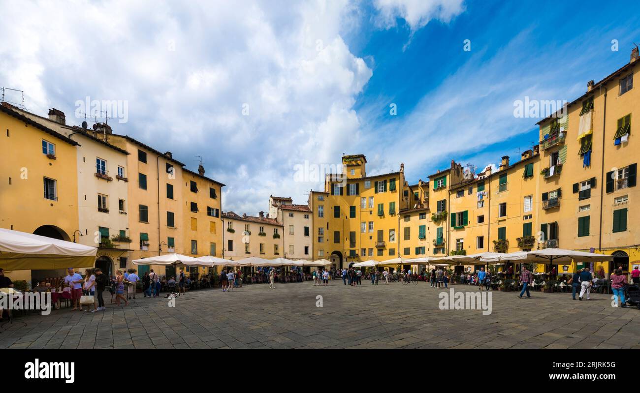 L'anello di edifici intorno alla piazza, segue la forma ellittica del precedente secondo secolo anfiteatro romano di Lucca. Foto Stock