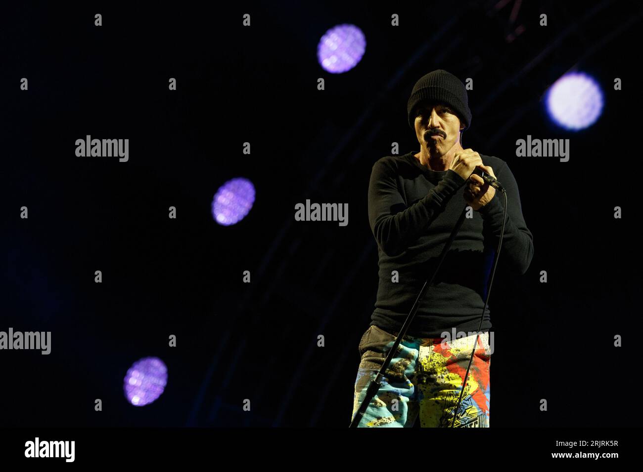 Anthony Kiedis dei Red Hot Chili Peppers durante una performance dal vivo al Leeds Festival 2016 a Leeds, in Inghilterra. I Red Hot Chili Peppers sono stati il gruppo principale nell'ultimo giorno del festival. Foto Stock
