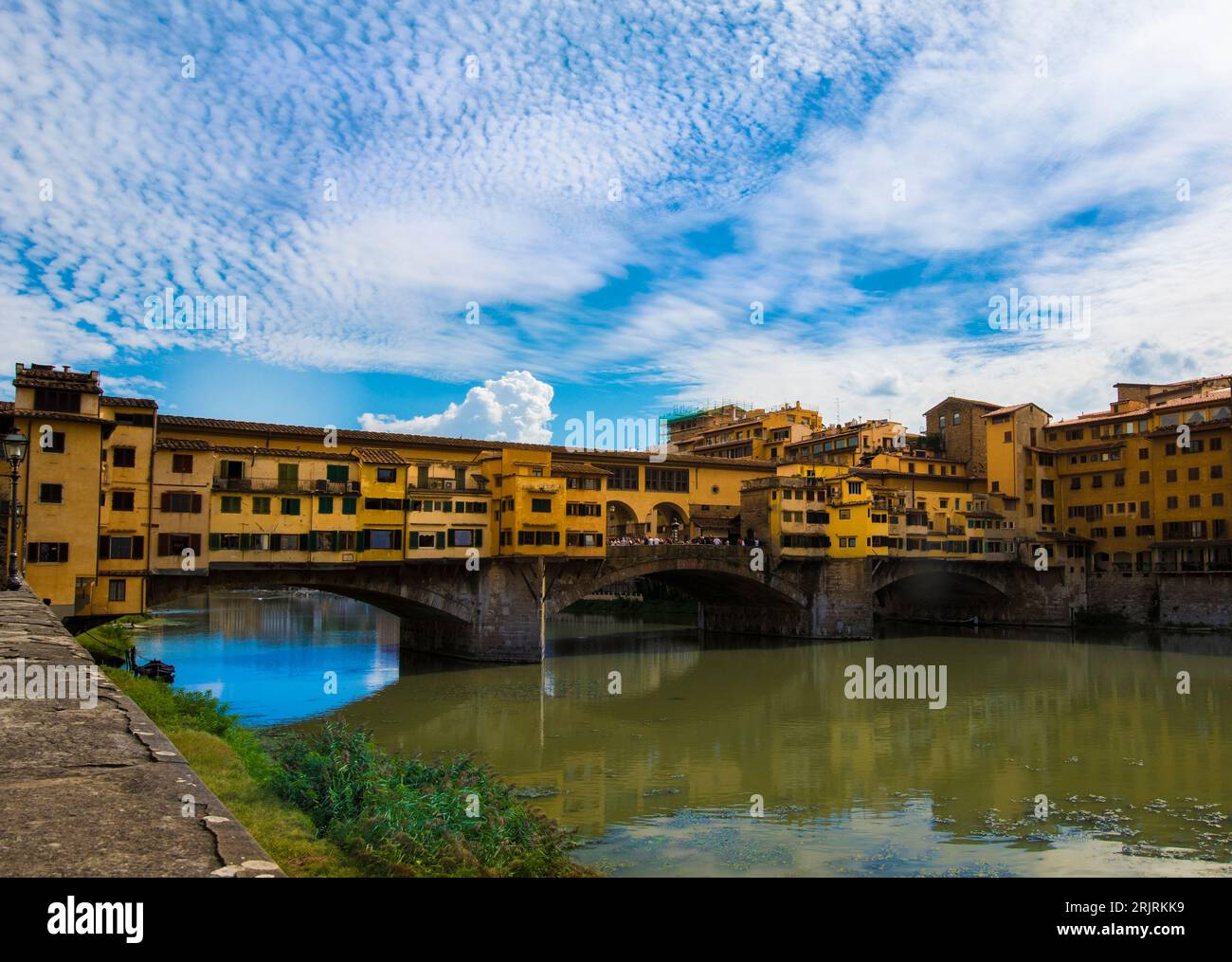 Ponte Vecchio ponte che attraversa il fiume Arno a Firenze, Sito Patrimonio Mondiale dell'UNESCO, Toscana, Italia, Europa Foto Stock