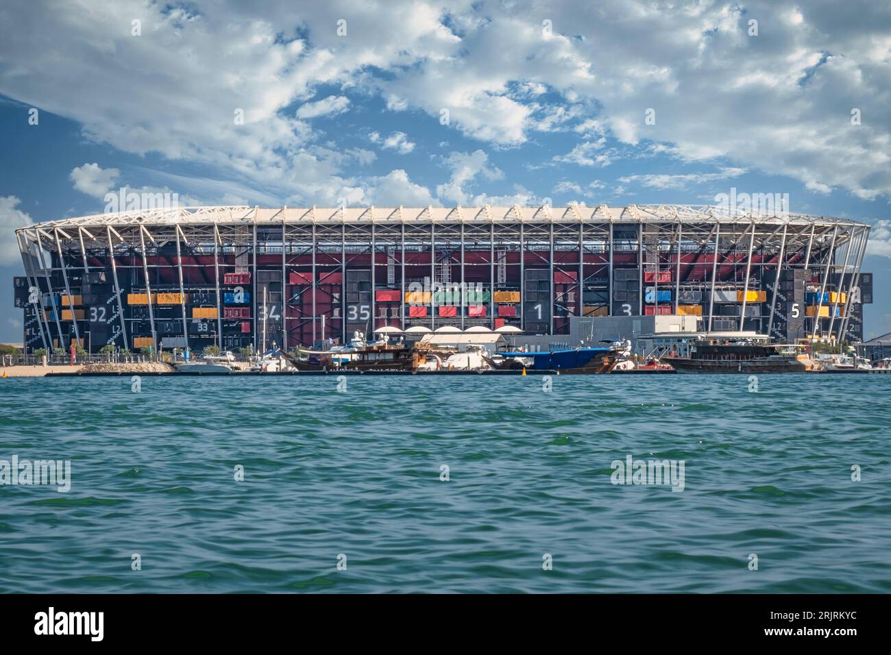 Una foto straordinaria mostra l'iconico stadio di calcio 974 a Doha durante la Coppa del mondo FIFA 2022 in Qatar. Questa splendida arena, una testimonianza dell'innovazione Foto Stock