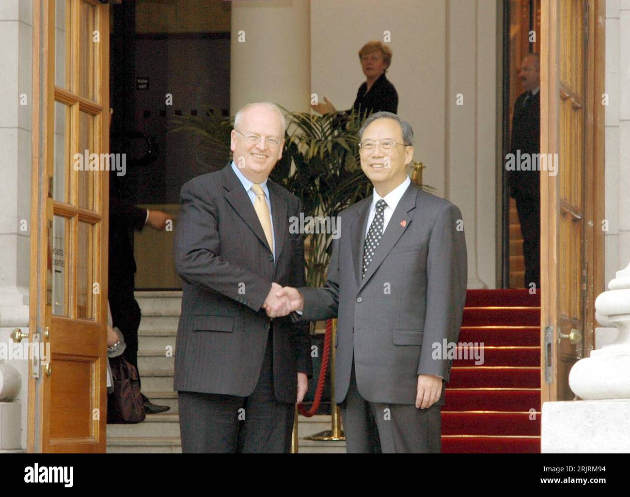 Bildnummer: 51452909 Datum: 26.09.2006 Copyright: imago/Xinhua Michael McDowell (li., IRL/Stellvertretender Ministerpräsident) begrüßt Zeng Peiyang (re., CHN/Vizepremierminister) anlässlich eines Staatsbesuchs a Dublino - PUBLICATIONxNOTxINxCHN, Personen , Optimistisch; 2006, Dublino, Politiker, Politik, Pressetermin, Staatsbesuch, Mac, Mc, MacDowell, Dowell, Shakehands, stringi la mano, lächeln,; , quer, Kbdig, Gruppenbild, Internationale Politik, Politik, Irland, Randbild, persone Foto Stock