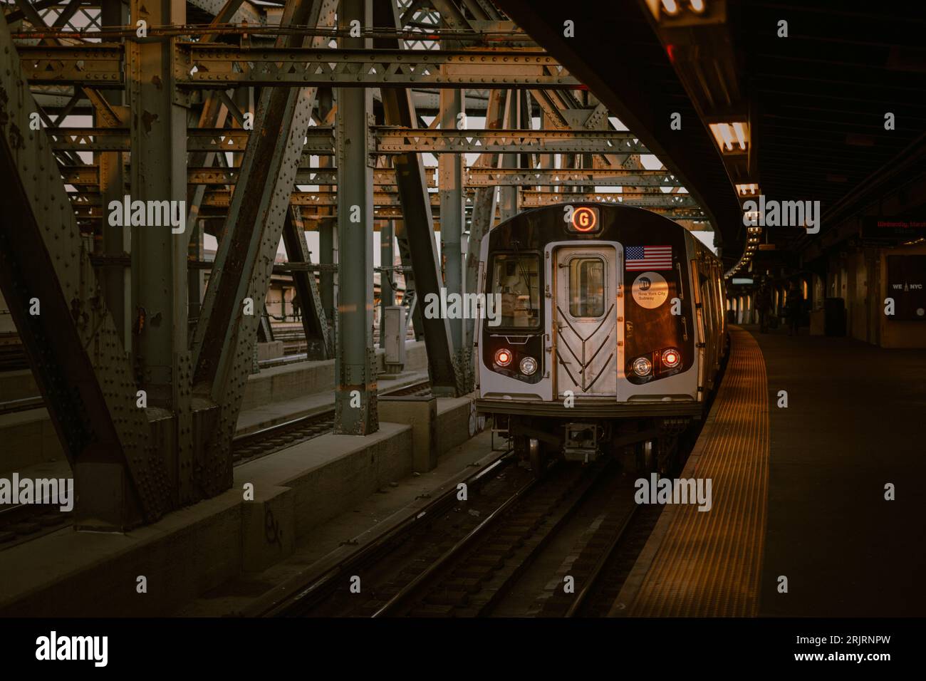 Il treno G si avvicina alla Smith-9th Streets Station di Brooklyn, New York City Foto Stock
