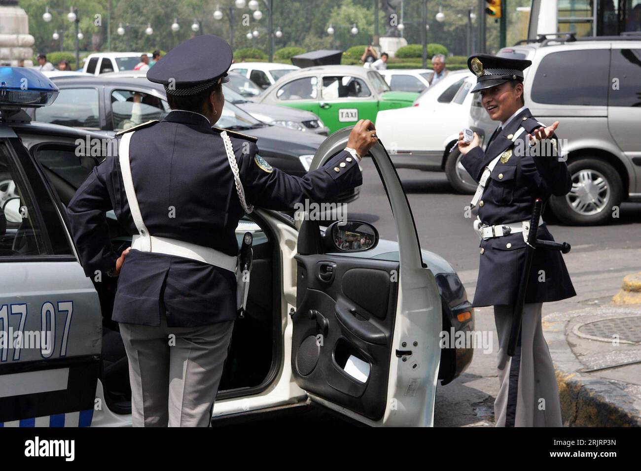 Bildnummer: 51471659 Datum: 08.10.2006 Copyright: imago/Xinhua Polizistinnen in den Straßen von Mexico City - PUBLICATIONxNOTxINxCHN, Personen; 2006, città del Messico, Frau, Frauen, Polizistin, Polizisten, Polizist; , quer, Kbdig, Gruppenbild, Mexiko, Arbeitswelten, Gesellschaft, , Polizei, Staat, o0 Stadt Foto Stock