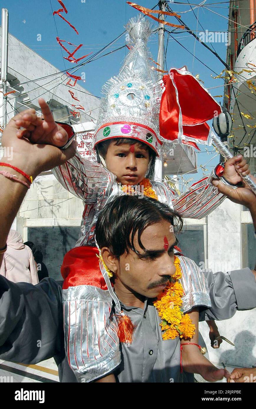 Bildnummer: 51471785 Datum: 22.09.2006 Copyright: imago/Xinhua Junge in traditionellem Kostüm sitzt auf den Schultern Seines Vaters anlässlich des Hindu Festivals - Navratri - in Amritsar - PUBLICATIONxNOTxINxCHN, Personen; 2006, Amritsar, kind, Kinder, Kostüme, Tradition, Land, Leute, traditionelle Feste, Jungen, Mann, Männer, Sohn; , hoch, Kbdig, Gruppenbild, Indien, Hinduismus, Religion, Foto Stock