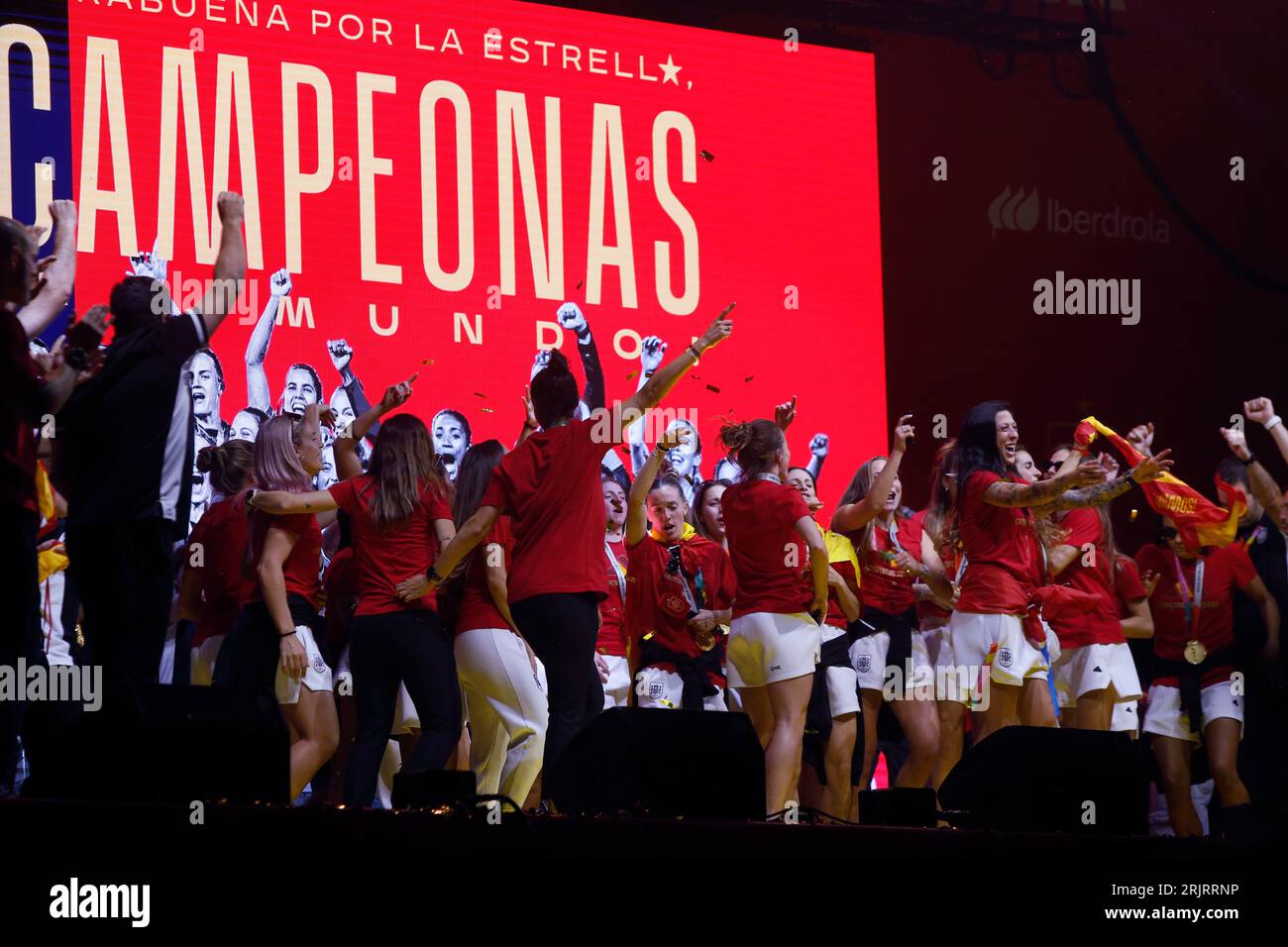 Madrid, Madrid, Spagna. 22 agosto 2023. Migliaia di tifosi della squadra spagnola di calcio femminile che celebrano il trionfo dei giocatori nel campionato del mondo che culminò nella vittoria contro l'Inghilterra a Sydney. Più di 20.000 persone si sono riunite a Puente del Rey e dintorni per gridare all'unisono: ''campioni, campioni'', dopo la consacrazione della squadra nella Coppa del mondo di calcio femminile che si è tenuta in Australia e nuova Zelanda. 'La Roja' ritornò a Madrid e dopo un tour della capitale finì in una grande festa come era stato nel 2010 dopo la consacrazione della squadra maschile Foto Stock