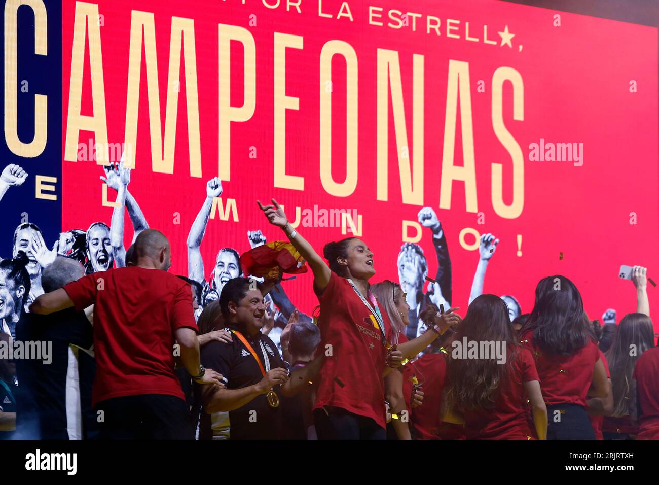 Madrid, Madrid, Spagna. 22 agosto 2023. Migliaia di tifosi della squadra spagnola di calcio femminile che celebrano il trionfo dei giocatori nel campionato del mondo che culminò nella vittoria contro l'Inghilterra a Sydney. Più di 20.000 persone si sono riunite a Puente del Rey e dintorni per gridare all'unisono: ''campioni, campioni'', dopo la consacrazione della squadra nella Coppa del mondo di calcio femminile che si è tenuta in Australia e nuova Zelanda. 'La Roja' ritornò a Madrid e dopo un tour della capitale finì in una grande festa come era stato nel 2010 dopo la consacrazione della squadra maschile Foto Stock