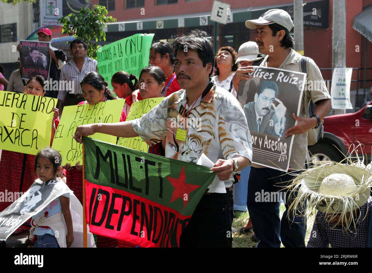 Bildnummer: 51498390 Datum: 24.10.2006 Copyright: imago/Xinhua Demonstration gegen Ulises Ruiz (mex/PRI/Gouverneur Oaxaca) vor dem un-Büro in Mexiko Stadt PUBLICATIONxNOTxINxCHN , Personen; 2006, Mexico Stadt, Partido Revolucionario Institucional, Demonstrationen, Frau, Frauen, Mann, Männer, protesta, Proteste, Protestaktion, Protestaktionen, Plakat, Plakate, Demonstrant, Demonstrantin, Demonstranten, kind, Kinder, Mädchen; , quer, Kbdig, totale, Mexiko, / Politik, Politiker, persone, Randbild o0 City Foto Stock