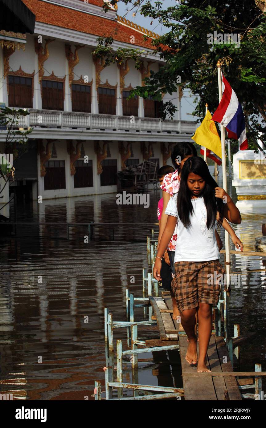 Bildnummer: 51506238 Datum: 29.10.2006 Copyright: imago/Xinhua Thailändisches Mädchen läuft über einen Steg nach der Überschwemmung in Pathum Thani - PUBLICATIONxNOTxINxCHN, Personen; 2006, Pathum Thani, Pathumthani, Überschwemmungen, Überflutung, Überflutungen, Hochwasser, Katastrophe, Katastrophen, Naturkatastrophe, Naturkatastrophen, Flut, Flutkatastrophe, Flutkatastrophen, Einheimische, Stege, thailändische; hoch, Kbdig, Einzelbild, Thailandia, Foto Stock