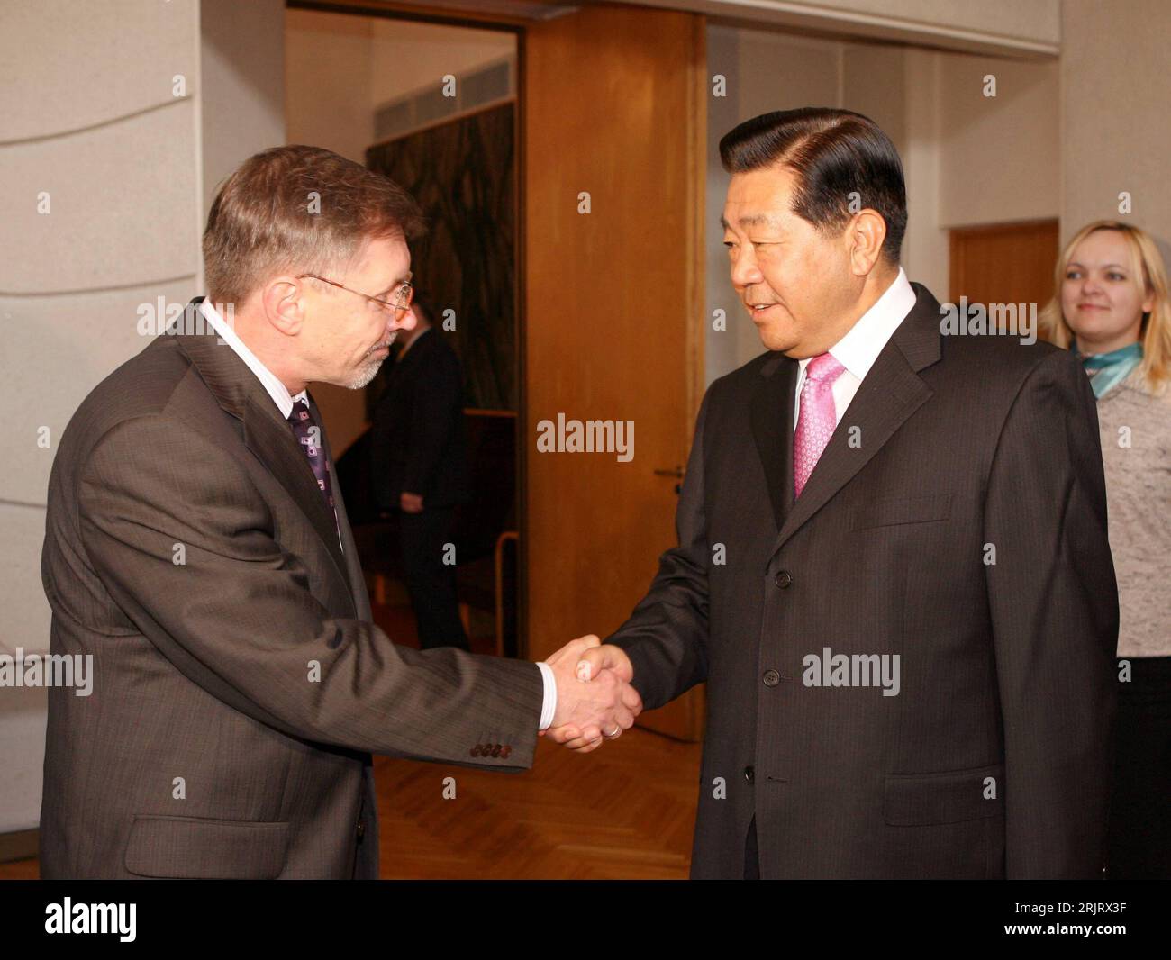 Bildnummer: 51508485 Datum: 27.10.2006 Copyright: imago/Xinhua Jia Qinglin (re., CHN/Vorsitzender Nationaler Volkskongress) und Premierminister Gediminas Kirkilas (LTU) a Vilnius, Personen , Optimistisch; 2006, Vilnius, Politiker, Shakehands, Pressetermin; , quer, Kbdig, Gruppenbild, Close, Internationale Politik, Politik, Litauen, Randbild, gente Foto Stock