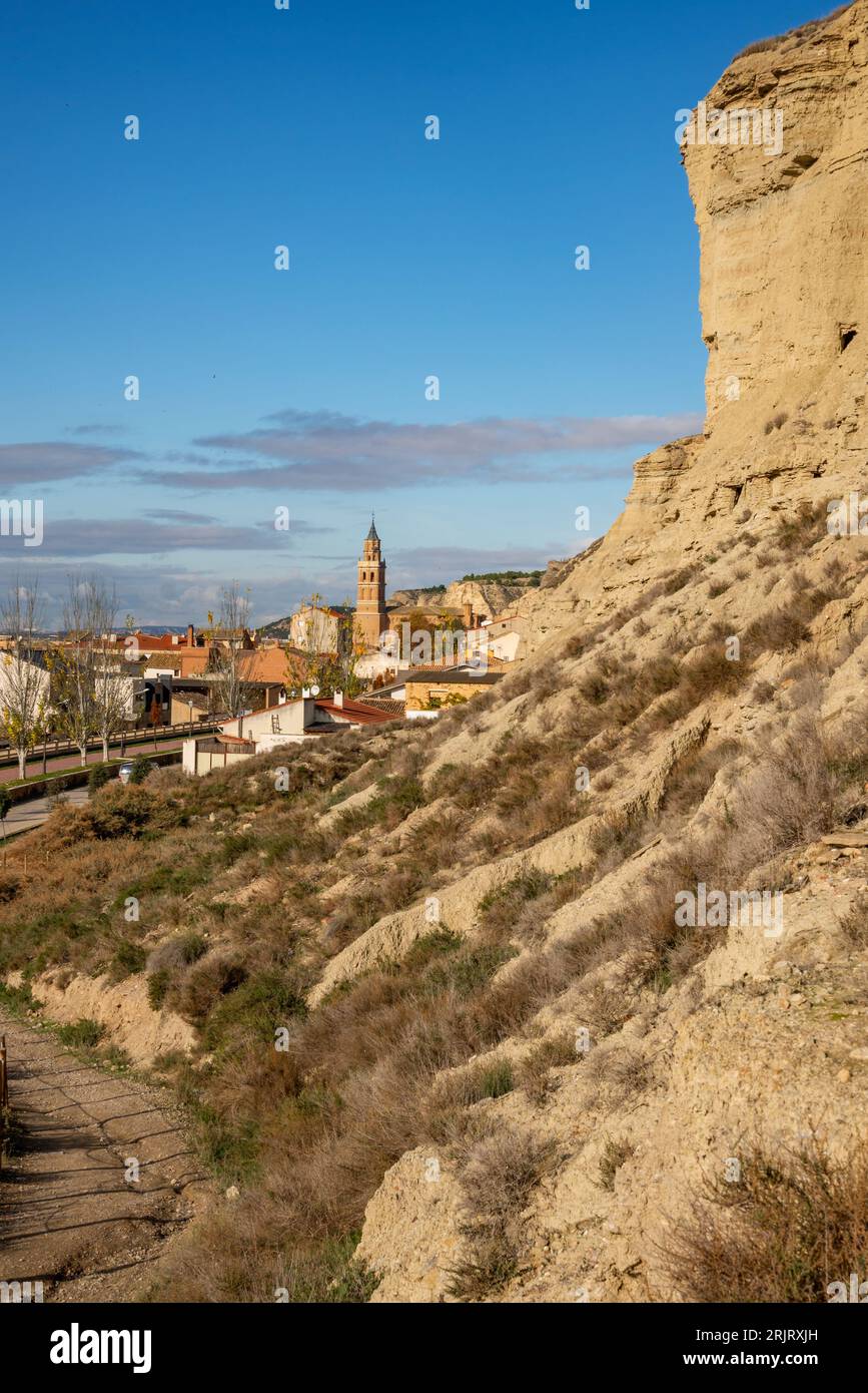 Una verticale del villaggio di Arguedas e delle grotte di Arguedas, in Spagna Foto Stock