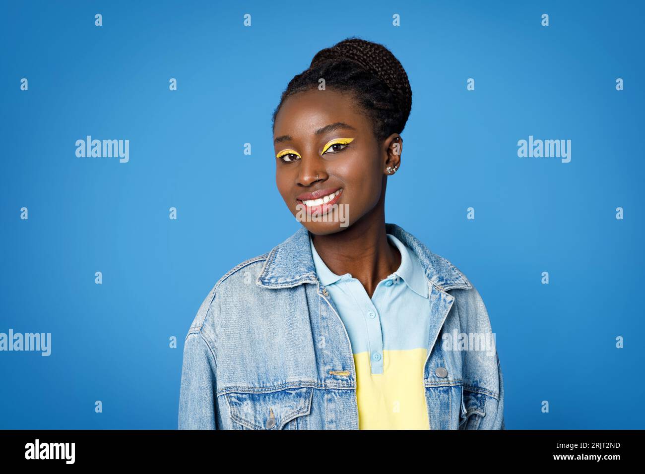 Portrait of beautiful young black lady in stylish casual outfit Foto Stock