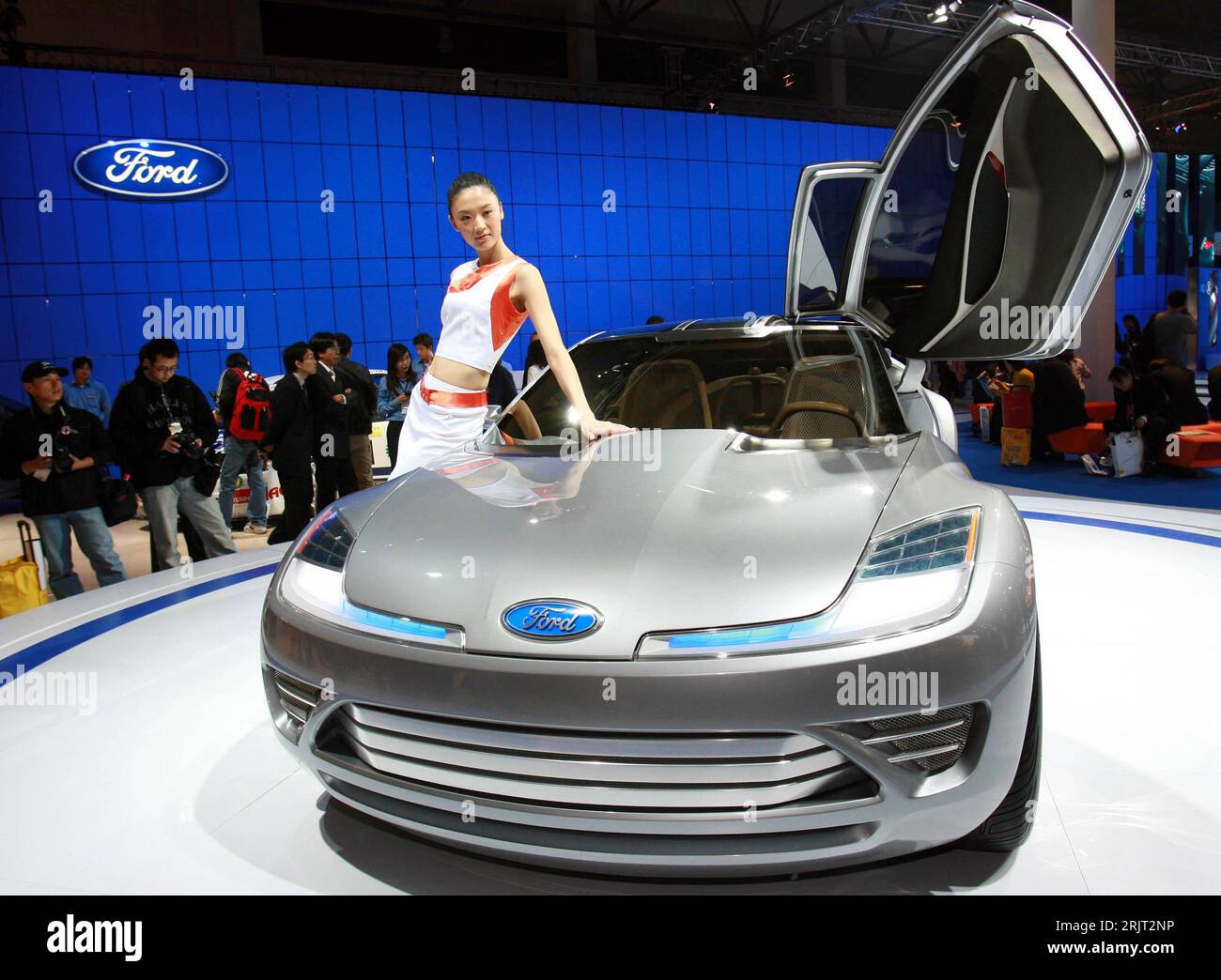 Bildnummer: 51546233 Datum: 18.11.2006 Copyright: imago/Xinhua Messehostess präsentiert eine Designstudie mit Hybridantrieb von Ford während der International Automotive Exhibition a Pechino - PUBLICATIONxNOTxINxCHN, Personen , Objekte; 2006, Pechino, Automobilindustrie, Autoausstellung, Ausstellung, Messe, Automobilmesse, AutoShow, ConceptCar, Concept Car, Auto, Frau, hostess, Model, Fahrzeug, Flügeltür, Flügeltüren, Hybridfahrzeug, Hybridtechnologie, Besucher, Messebesucher, grau-metal, front, Fahrzeugfront, Frontansicht; , quer, Kbdig, Einzelbild, industrie, Wirtschaft, Frontal, Perspek Foto Stock