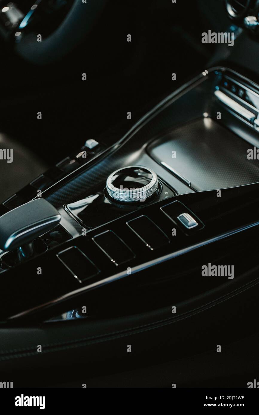 Uno scatto verticale dei dettagli all'interno di una lussuosa Mercedes Benz GT-R AMG Foto Stock