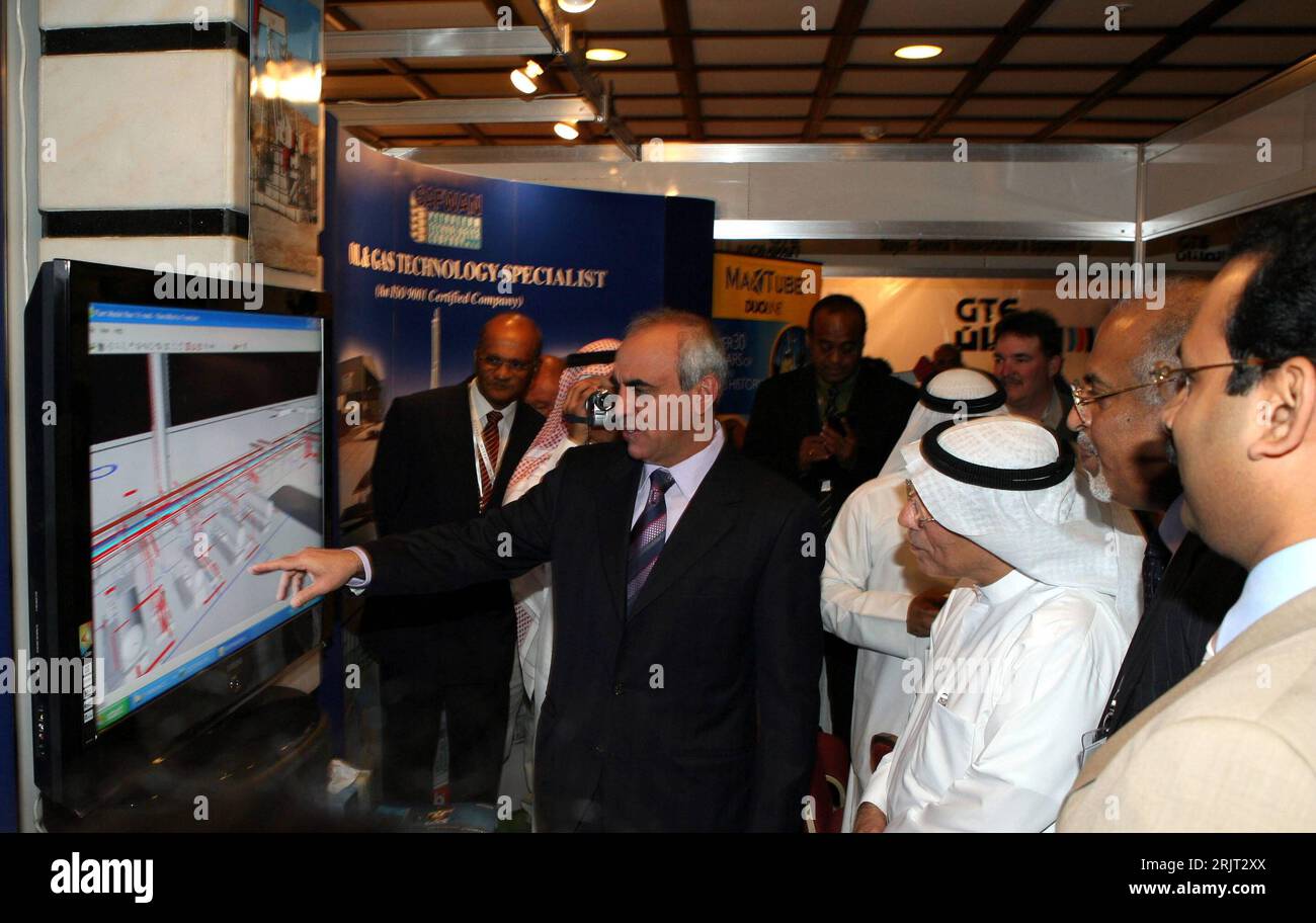 Bildnummer: 51549342 Datum: 20.11.2006 Copyright: imago/Xinhua Farouk Hussain al-Zanki (li., Vorsitzender Kuwait Oil Company) An einem Messestand während der Kuwait Oil and gas International Exhibition in Kuwait Stadt - PUBLICATIONxNOTxINxCHN, Personen; 2006, Kuwait Stadt, Messen, Fachmesse, Fachmessen, Messestand, Messestände, Kuwait Oil and gas International Conference and Exhibition, Erdölindustrie, Erdölförderung, Öl, amministratore delegato, Manager , Geschäftsführung , Pressetermin; , quer, Kbdig, Gruppenbild, Close, industrie, Wirtschaft, Kuwait, Randbild, gente Foto Stock