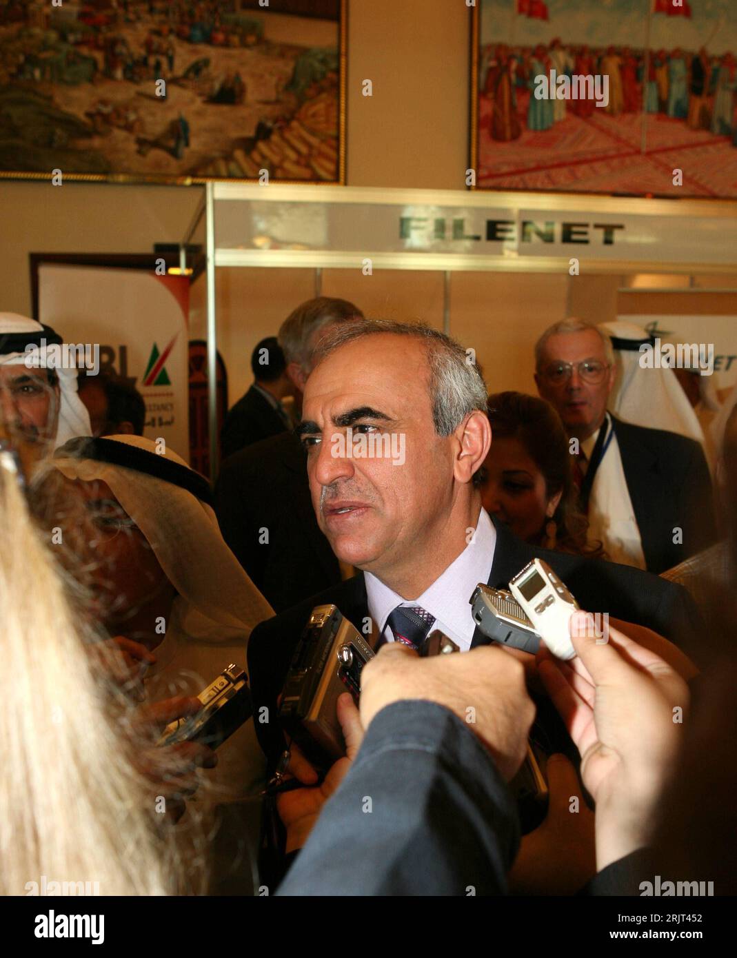 Bildnummer: 51567344 Datum: 20.11.2006 Copyright: imago/Xinhua Farouk Hussain al Zanki (Vorsitzender Kuwait Oil Company) wird Interviewt anlässlich der - Kuwait Oil and gas International Exhibition - in Kuwait Stadt - PUBLICATIONxNOTxINxCHN, Personen; 2006, Kuwait Stadt, Messen, Fachmesse, Fachmessen, Erdölindustrie, Öl , Manager , Unternehmensführung , Geschäftsführung; , hoch, Kbdig, Einzelbild, industrie, Wirtschaft, Kuwait, Randbild, persone Foto Stock