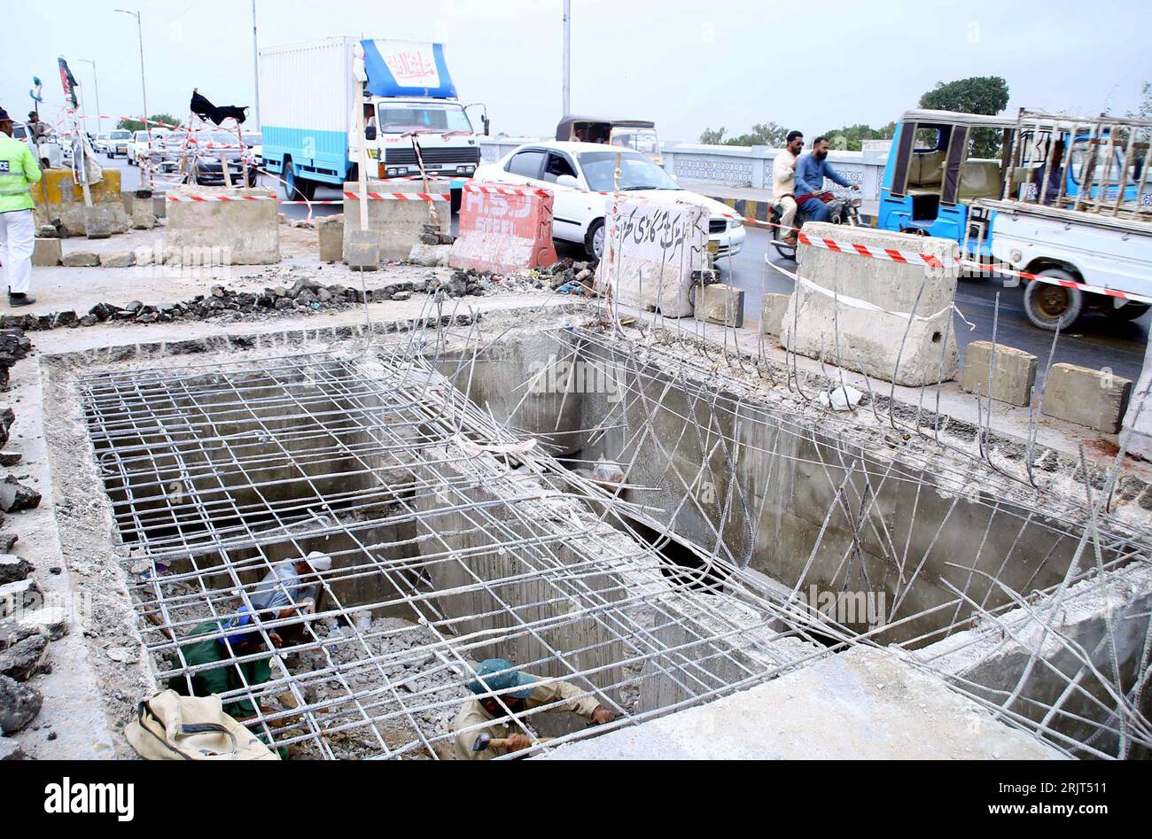 Vista dei lavori di riparazione e costruzione del ponte Natha Khan verso l'aeroporto internazionale di Jinnah durante i lavori di costruzione sotto la supervisione del dipartimento governativo locale, sulla strada Shahrah-e-Faisal a Karachi mercoledì 23 agosto 2023. Foto Stock