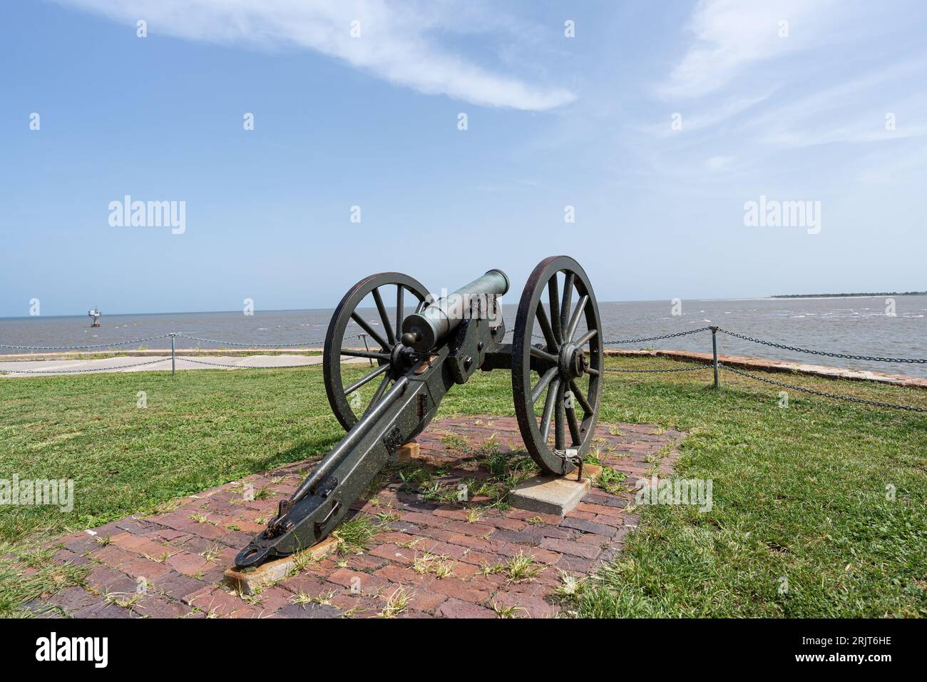 Un cannone al Fort Sumter National Monument con il porto di Charleston sullo sfondo Foto Stock