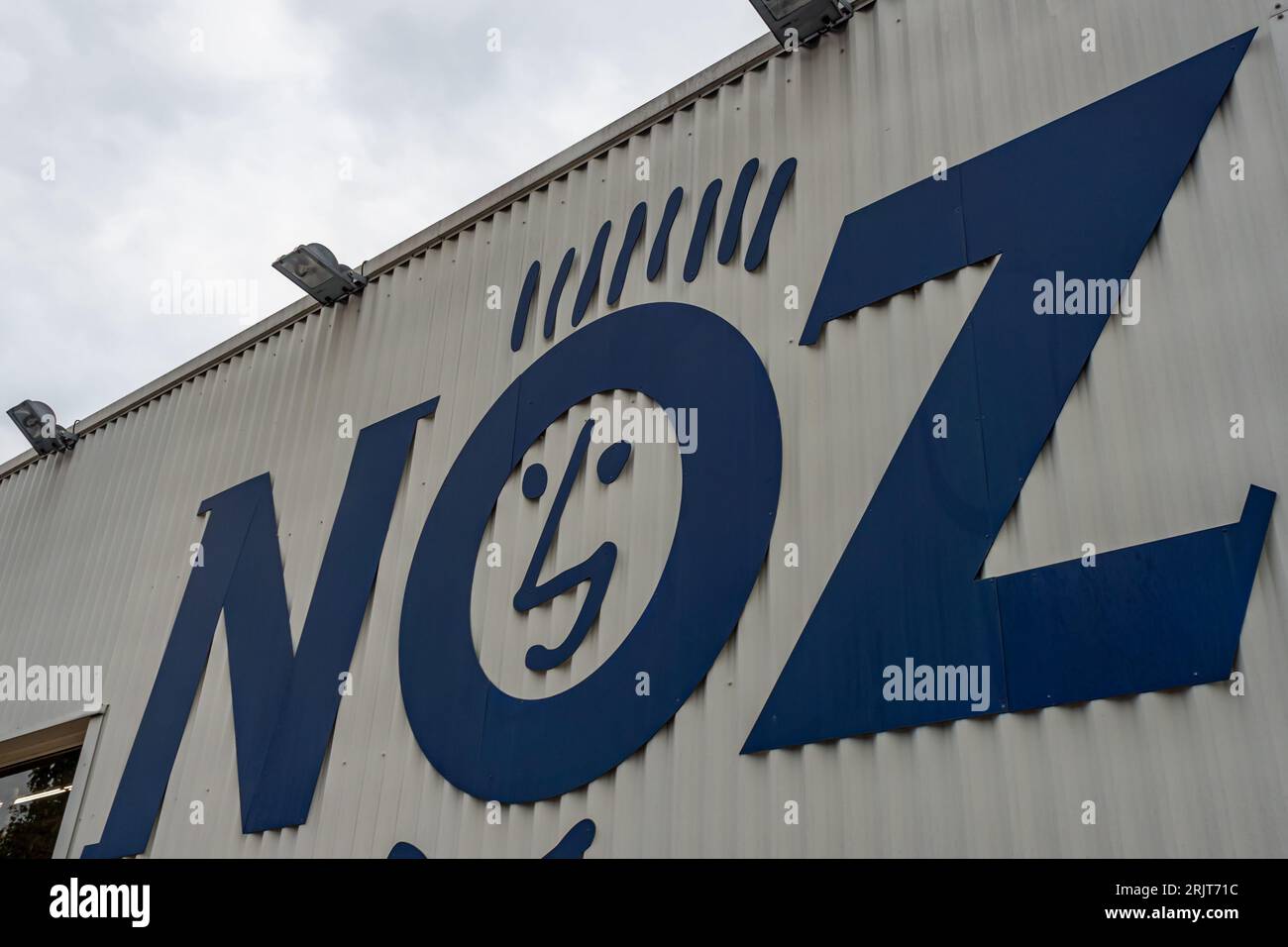 Primo piano del logo DEL negozio NOZ, caratterizzato da un carattere audace con una combinazione di colori blu e bianco Foto Stock