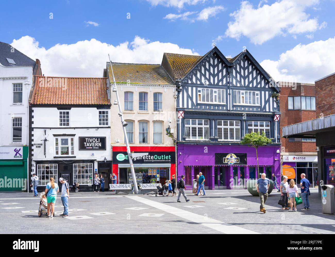 Grimsby Town Center Market Place Walters Un pub tradizionale sulla vecchia Market Place Grimsby North Lincolnshire Inghilterra UK GB Europa Foto Stock