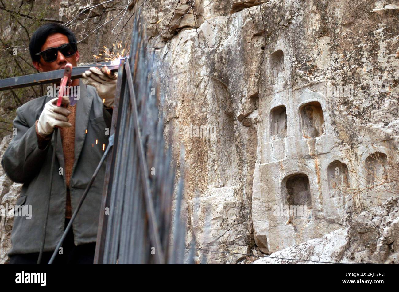 Bildnummer: 51606331 Datum: 07.12.2006 Copyright: imago/Xinhua Einheimischer bringt einen Zaun an in Hebi in der chinesischen Provinz Henan zum Schutz historischer Grotten - PUBLICATIONxNOTxINxCHN , Personen; 2006, Hebi, Cinese, Chinesen, Schweißarbeiten, Grotte, schweißt; , quer, Kbdig, Einzelbild, Cina, Arbeitswelten, Gesellschaft, Foto Stock