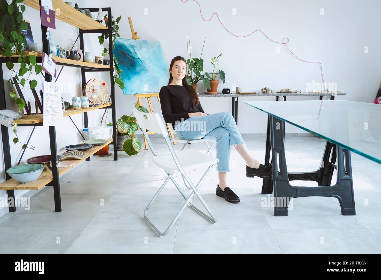 Artista seduto sulla sedia del workshop Foto Stock