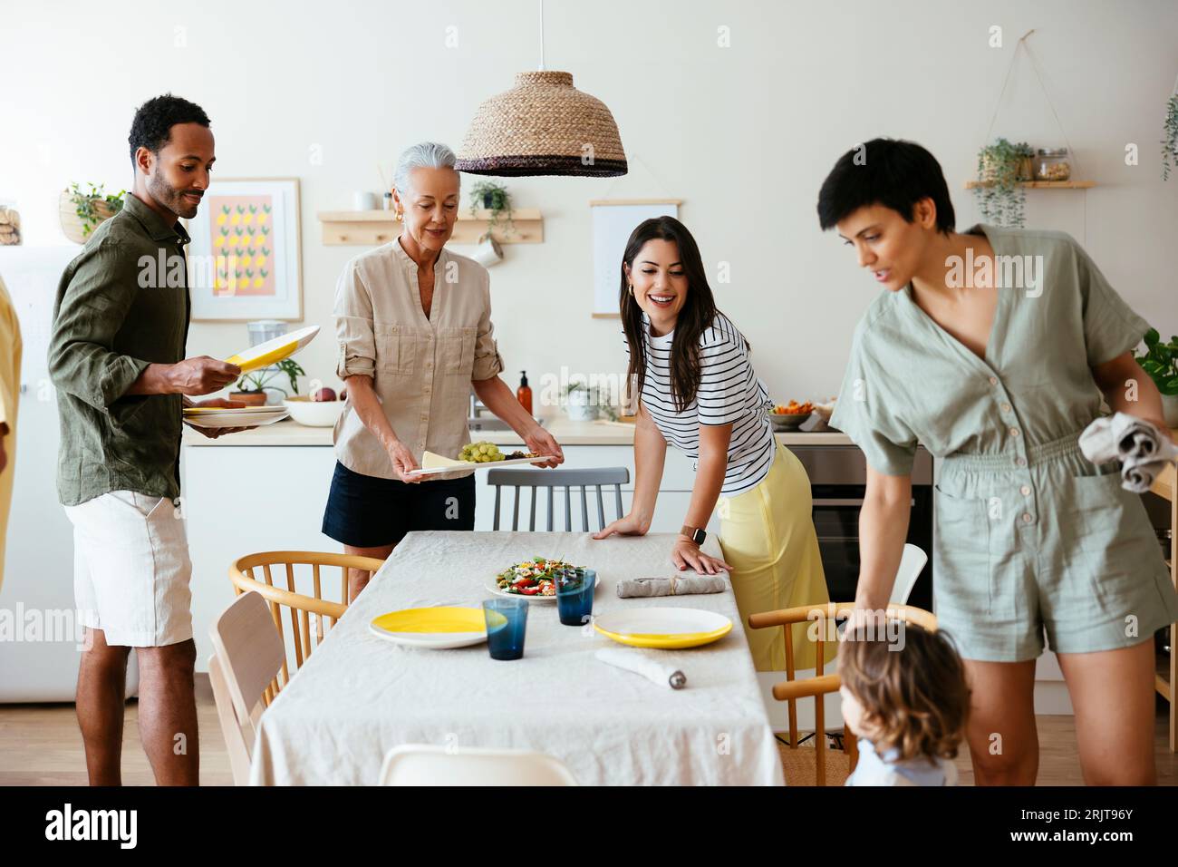 Un sorridente tavolo in cucina per tutta la famiglia Foto Stock