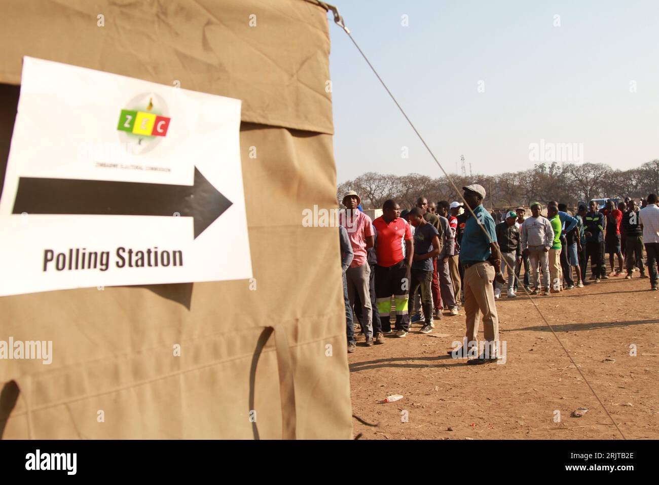 Harare, Zimbabwe. 23 agosto 2023. La gente aspetta in fila per esprimere i  propri voti in un collegio elettorale di Harare, Zimbabwe, 23 agosto 2023.  Mercoledì gli abitanti dello Zimbabwe hanno iniziato