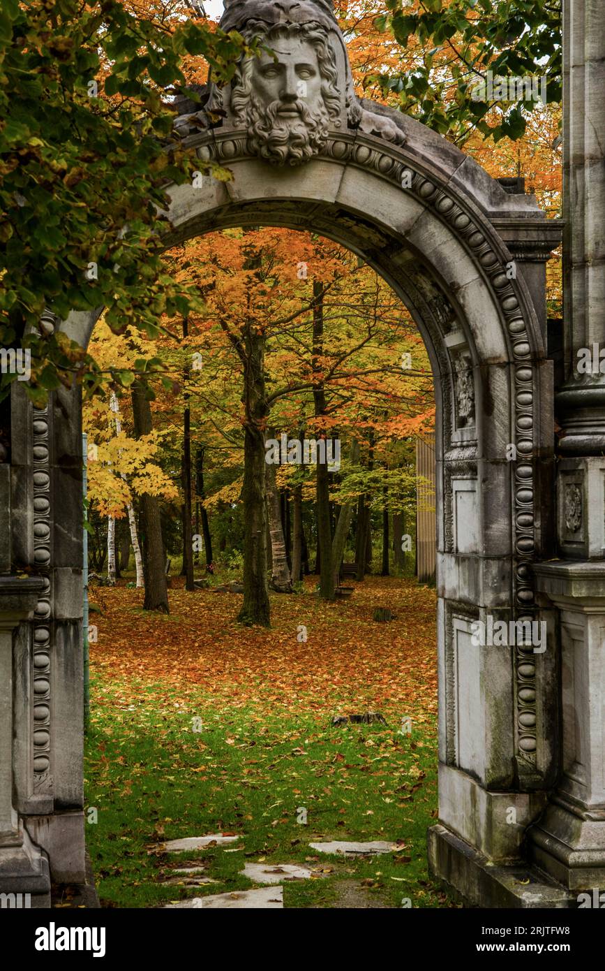 Il Guild Inn Gardens di Scarborough, Ontario (Canada), espone una collezione di architettura e sculture provenienti da edifici demoliti di Toronto. Foto Stock