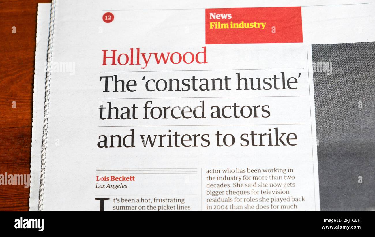 "Hollywood The Constant Hustle" che ha costretto attori e scrittori a colpire" articolo del quotidiano Guardian 14 luglio 2023 Londra Inghilterra Regno Unito Foto Stock