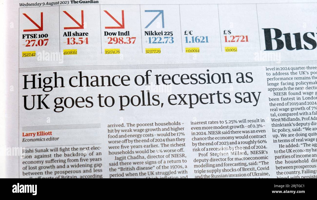 "Alta possibilità di recessione quando il Regno Unito va ai sondaggi, dicono gli esperti" il quotidiano Guardian headline Business article 9 agosto 2023 Londra Inghilterra Regno Unito Foto Stock