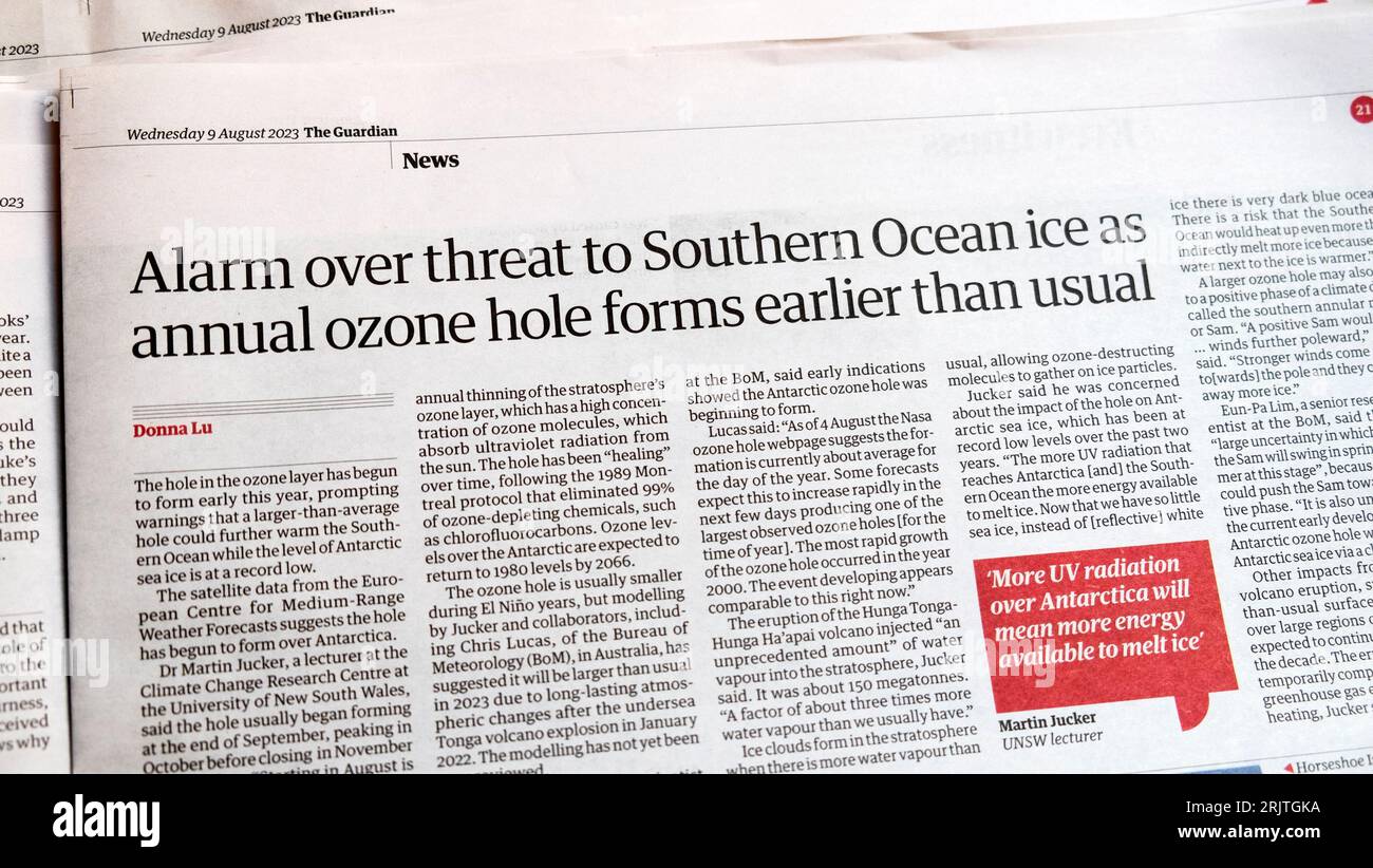 "Allarme per la minaccia al ghiaccio dell'Oceano australe in quanto il buco annuale dell'ozono si forma prima del solito" titolo del quotidiano Guardian Antarctica articolo agosto 2023 Regno Unito Foto Stock