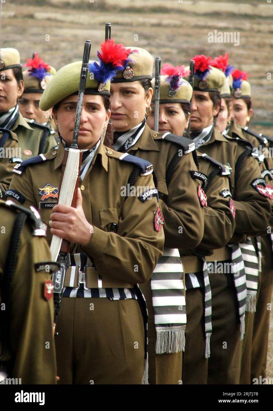 Bildnummer: 51695000 Datum: 24.01.2007 Copyright: imago/Xinhua Indische Polizistinnen marschieren während einer Probe für eine Parade zum Tag der Republik in Srinagar - PUBLICATIONxNOTxINxCHN, Personen; 2007, Srinagar, Kashmir, Kaschmir, Polizist, Polizistin, Polizisten, Feiertag, Nationalfeiertag, Frau, Inder, Inderin, Uniform, Uniformen,; , hoch, Kbdig, Gruppenbild, Close, Indien, , Polizei, Staat, Foto Stock