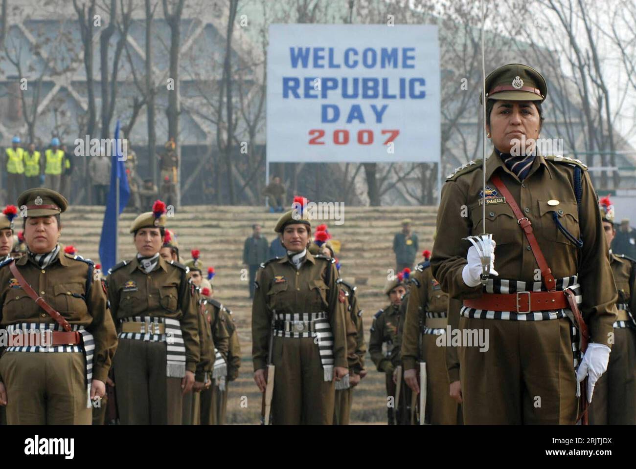 Bildnummer: 51695007 Datum: 24.01.2007 Copyright: imago/Xinhua Indische Polizistinnen während einer Probe für eine Parade zum Tag der Republik in Srinagar - PUBLICATIONxNOTxINxCHN, Personen; 2007, Srinagar, Kashmir, Kaschmir, Polizist, Polizistin, Polizisten, Feiertag, Nationalfeiertag, Frau, Inder, Inderin, Uniform, Uniformen, Schriftzug, Welcome Republic Day; , quer, Kbdig, totale, Indien, Polizei, Staat, Foto Stock