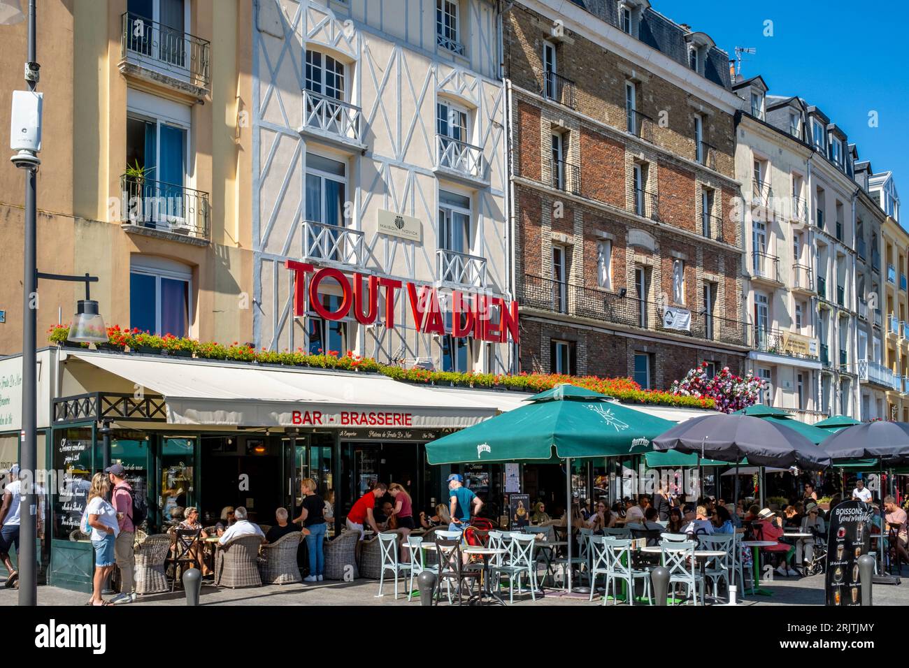 Clienti seduti all'esterno del Tout va Bien Cafe/Restaurant, Quai Henri IV, Dieppe, Seine-Maritime Department, Francia. Foto Stock