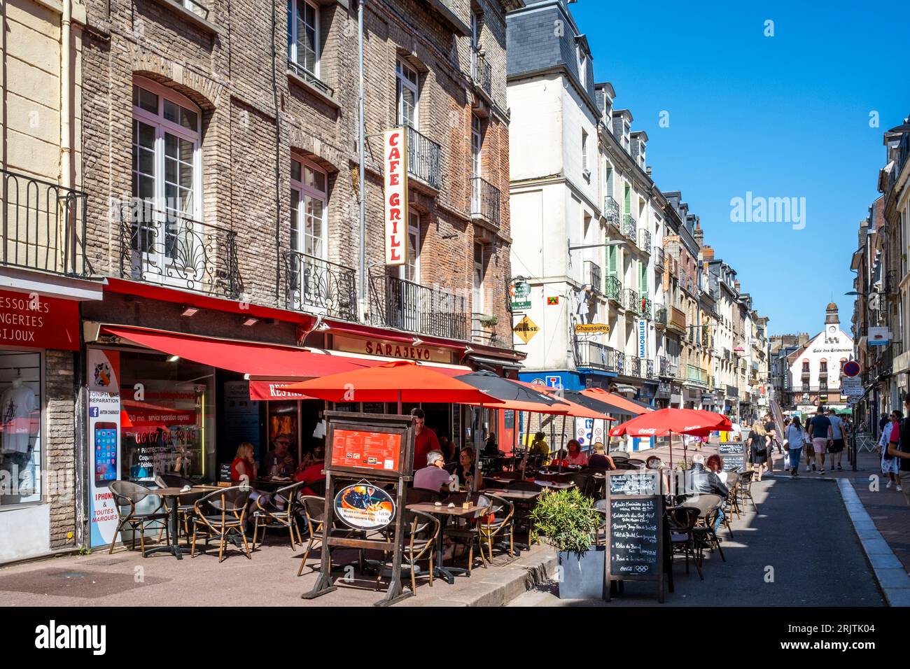 Un colorato Cafe/ristorante nella città di Dieppe, dipartimento marittimo della Senna, Francia. Foto Stock