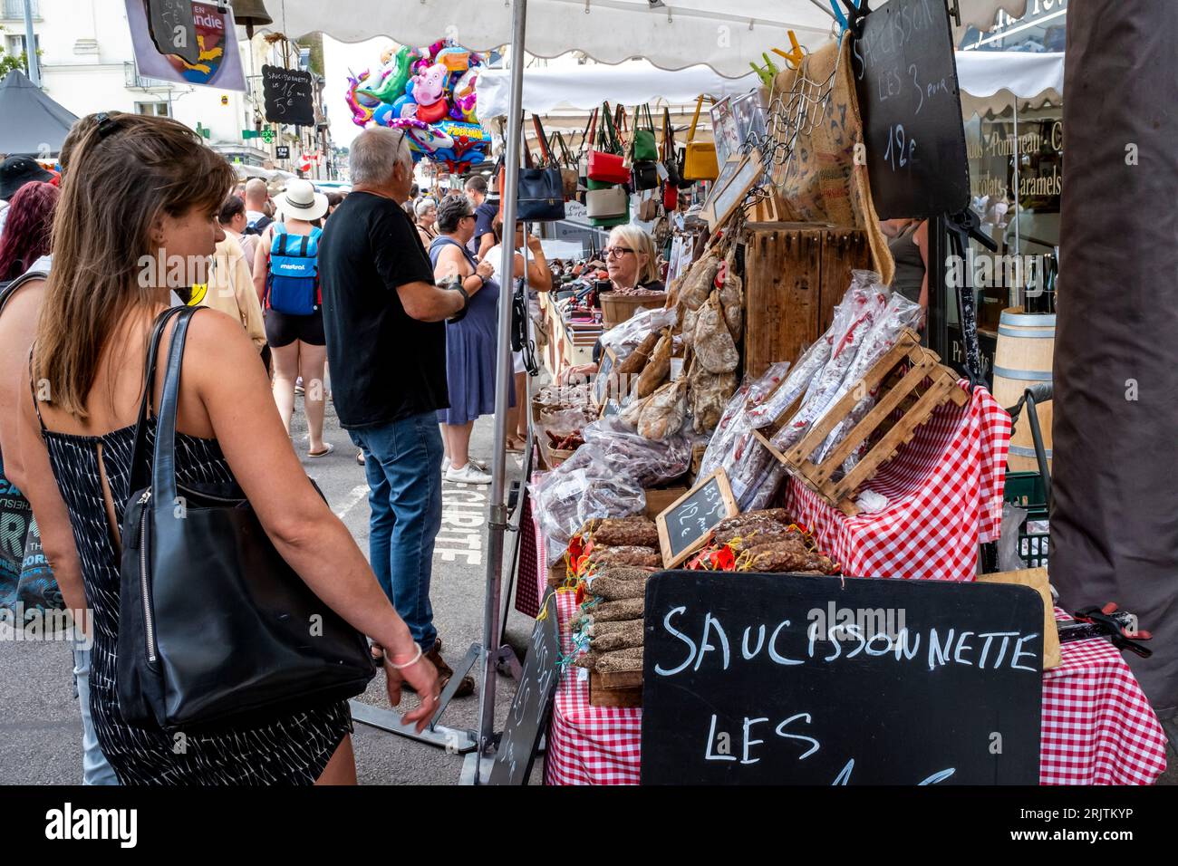 Gente del posto che acquista prodotti a base di carne al mercato del sabato a Dieppe, dipartimento marittimo della Senna, Francia. Foto Stock